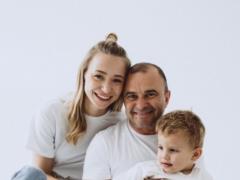 Жена Виктора Павлика восхитила кадрами семейной фотосессии с мужем и сыном в family look