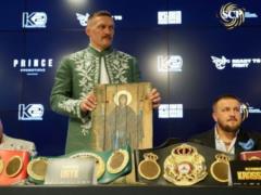 Usyk received a gift from the soldiers of the Armed Forces of Ukraine at a press conference before the fight with Dubois