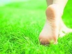 Is it really healthy to walk barefoot?