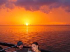 Victoria Beckham showed gentle kisses with a man against the backdrop of a sunset on the sea