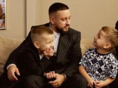MONATIK together with his wife in vyshyvankas and with flowers took their sons to school