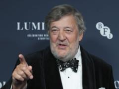 Актер Стивен Фрай в Киеве показал уничтоженную вражескую технику и резко обратился к россиянам