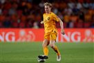 Barcelona wants to give De Jong a new contract with a shorter salary