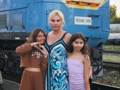 Kamalia showed with tears in her eyes how she gave her daughters to her ex-husband Mohammad Zahoor