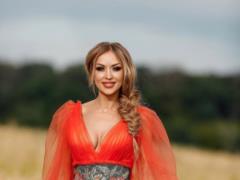 Natalya Valevskaya flashed her appetizing curves in a sexy swimsuit