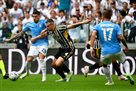 Sarri and the Gravians of Lazio protest against the refereeing decisions in yesterday s match with Juventus