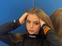 17-летняя дочь Ольги Фреймут в мини-платье попозировала на камеру с огромным букетом роз