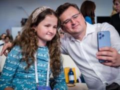 Дмитрий Кулеба показал редкое фото с 12-летней дочерью, похожей на него, как две капли воды