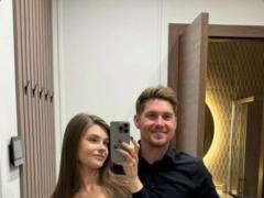 23-летняя жена Владимира Остапчука восхищала нежными поцелуями с ведущим на камеру