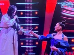  Голос країни-13 : Юлия Санина тронула особым сюрпризом для одной из участниц