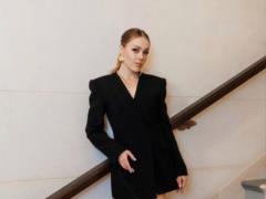 Alyosha в коротеньком топе и обтягивающих джинсах показала, как выглядела 20 лет назад