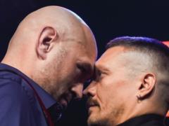 Сошлись лбами: Усик и Фьюри устроили толкотню во время дуэли взглядов