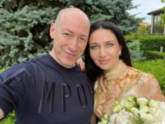 Дмитрий Гордон восхитил романтическими объятиями с женой в заснеженных Карпатах