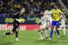 The citizens of Real stood up for Lunin in front of Ancelotti, which gives the advantage to Kepa