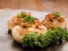 Фаршированные шампиньоны: легкие и вкусные закуски