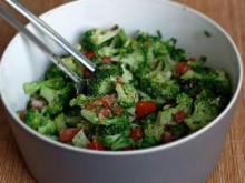 Салат из брокколи с беконом: взрыв вкусов с горчичной заправкой