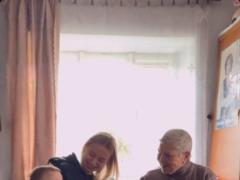 Жена Виктора Павлика поехала к свекрови и восхитила кадрами сына с бабушкой