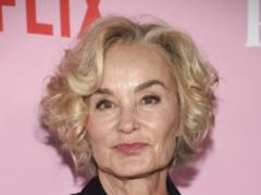 74-летнюю звезду  Американской истории ужасов  заметили на инвалидной коляске: подробности