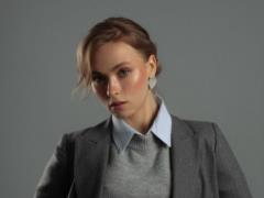 Анна Кошмал в образе игривой учительницы посветила стройными ножками и обнаженным животом