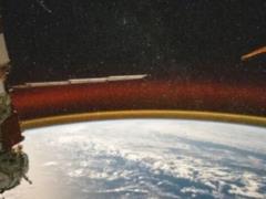 NASA опубликовало фото Земли с золотистым сиянием атмосферы