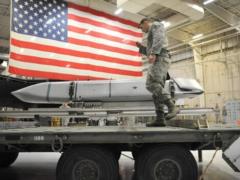Почему США не могут предоставить Украине все оружие для победы одномоментно — в AZDIC назвали причины