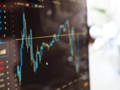 Китай пытается спасти фондовый рынок после потери $7 триллионов