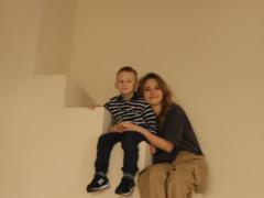 Анна Кошмал умилила, как 5-летний сын поддерживал ее во время сложной асаны из йоги
