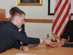 Украинец подарил венгерскому министру обломок российского танка, который уничтожили возле Киева