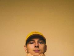 21-летний известный украинский певец рассекретил пол будущего первенца