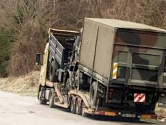 Польские таможенники ночью провели через заблокированную границу авто с военной спецтехникой в Украину