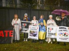 Активисты  подарили  послу России в Польше две тонны дерьма во вторую годовщину с начала полномасштабной войны в Украине