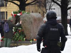 В России по камерам находит тех, кто возлагал цветы в память о Навальном, и задерживают их
