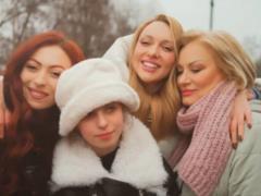 Оля Полякова показала свою маму в клипе и посвятила ей нежную песню