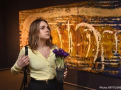 «Вертикаль времени»: Музей истории Киева представил выставку-ретроспективу живописца Петра Бевзы