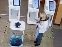 Выборы Путина: в Москве люди поджигают будки и разливают зеленку на участках, но протест не массовый