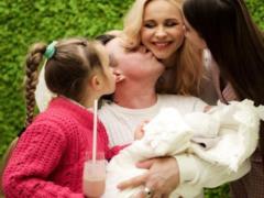 42-летняя Лилия Ребрик поделилась трогательными фото с выписки с новорожденной дочерью