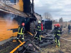 Во Львовской области сгорела деревянная церковь XIX века: спасли колокольню