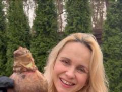 Лилия Ребрик показала, как возле своего загородного особняка сажает цветы с дочерьми