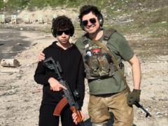 Известный украинский ведущий показал, как с 15-летним сыном проходит военные учения
