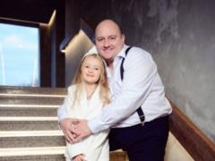 Юрий Ткач показал, как с 9-летней дочкой-красавицей отрывался на концерте Артема Пивоварова
