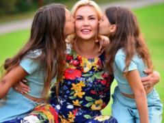 Камалия приехала к дочерям за границу и растрогала кадрами их встречи