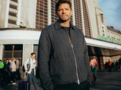Звезда  Сверхъестественного  Коллинз приехал в Киев и показался на фоне уничтоженной российской техники
