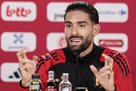 Carrasco gratime left zahisnik v gri proti Slovaccini