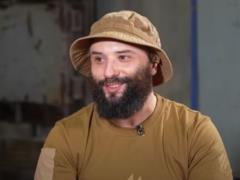 Звезда  Лиги смеха  Розовый рассказал о последствиях тяжелого ранения и сможет ли он ходить