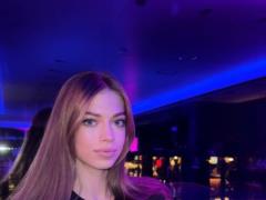 14-летняя дочь Веры Брежневой показалась в объятиях бойфренда и публично обратилась к нему