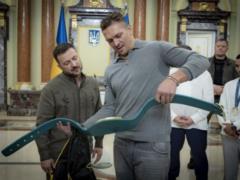 Усик подарил Зеленскому чемпионский пояс, который отобрал у Фьюри, и дал обещание