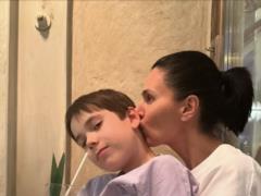 Маша Ефросинина оторвалась на концерте Klavdia Petrivna с 10-летним сыном и насмешила казусом