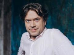57-летний Остап Ступка намекнул на разрыв с женой и показал новую любимую в откровенной фотосессии