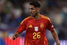 Ajose Perez defeats the Spanish attack in the game against Serbia
