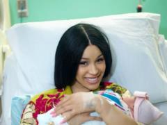 Известная скандальная реперка Cardi B в третий раз стала мамой и засветилась с мужем, с которым развелась